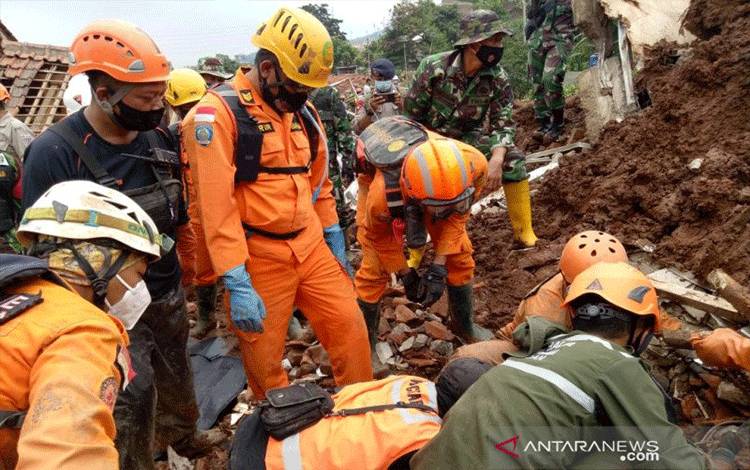 Tim SAR mencari korban longsor di Kecamatan Cimanggung, Kabupaten Sumedang, Ahad (10/1/2021). (ANTARA/HO-Kantor SAR Bandung)