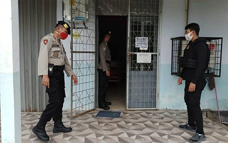 Personel Polres Kapuas Jaga Tempat Penyimpanan Vaksin Covid-19
