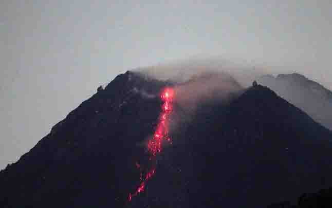 Gunung Merapi Meluncurkan Guguran Lava Pijar Sejauh 900 Meter