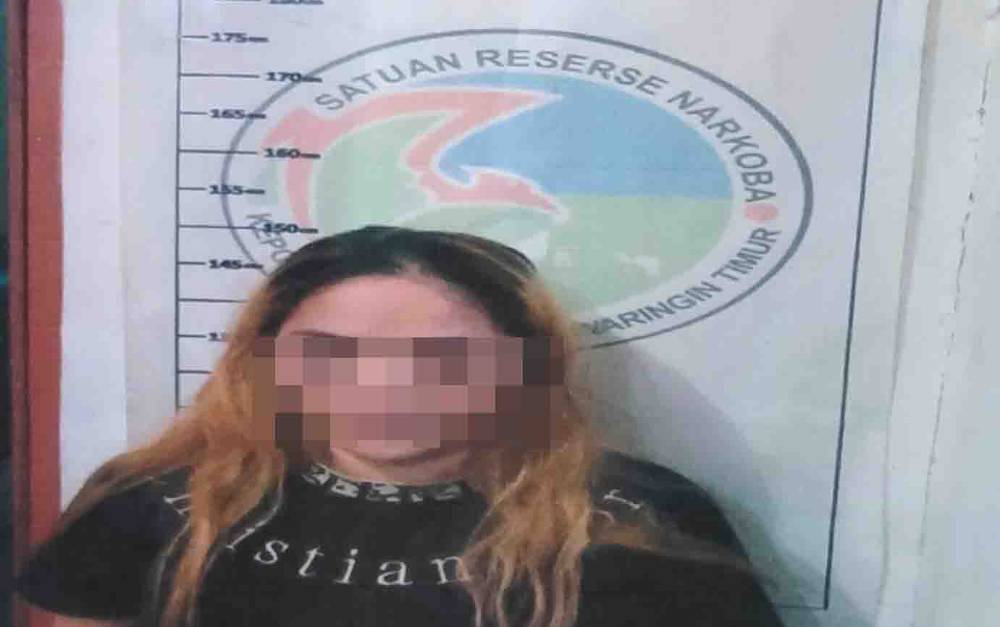 Perempuan Berambut Pirang ini Beli Sabu Dengan Cara Patungan