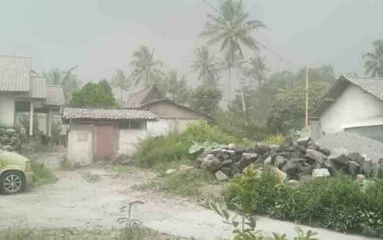 Ilustrasi - Hujan abu di Desa Mangunsuko, Kecamatan Dukun Kabupaten Magelang, setelah terjadi erupsi Gunung Merapi. (foto : ANTARA/Dokumen)