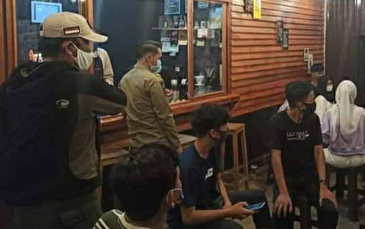 Satpol PP Kapuas Gencarkan Patroli Pengawasan Imbau Pelaku Usaha Terapkan Prokes