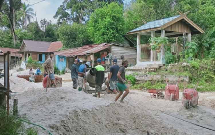 Pemdes Dahian Tambuk Lakukan Kegiatan Pembangunan Jalan