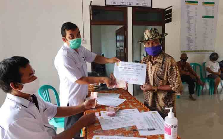 Desa Tewang Pajangan Salurkan BLT DD 2020 untuk 21 KPM