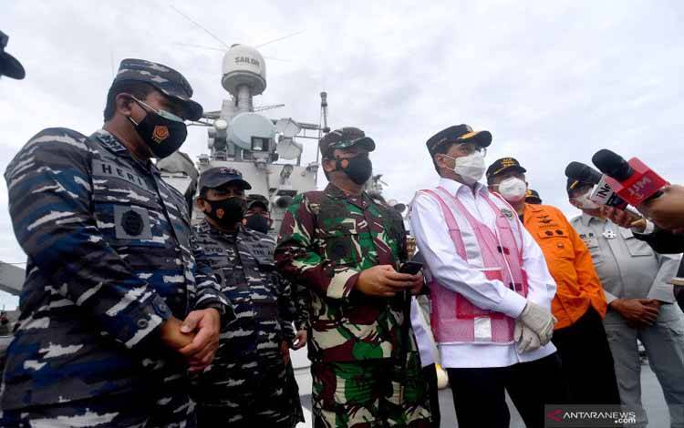 Panglima TNI Marsekal TNI Hadi Tjahjanto (ketiga kiri) bersama Menhub Budi Karya Sumadi (kedua kanan) didampingi Wakasal Laksamana Madya TNI Ahmadi Heri Purwono (kiri), Kepala Basarnas Marsekal Madya TNI Bagus Puruhito (kanan) dan Pangkoarmada I Laksamana Muda TNI Abdul Rasyid Kacong (kedua kiri) menyampaikan keterangan pers terkait operasi SAR kecelakaan pesawat Sriwijaya Air SJ 182 di KRI John Lie 358, perairan Kepulauan Seribu, Jakarta
