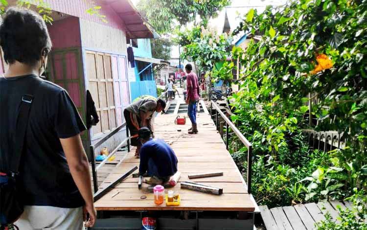 Perbaikan Jembatan di Jalan Keladan RT 06 Hampir Rampung