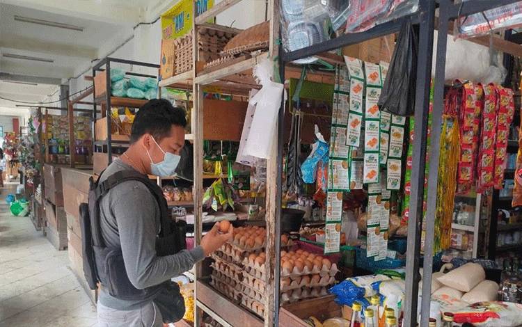 Personel Sat Reskrim Polres Seruyan saat memantau ketersediaan bahan pangan di Pasar Kuala Pembuang.
