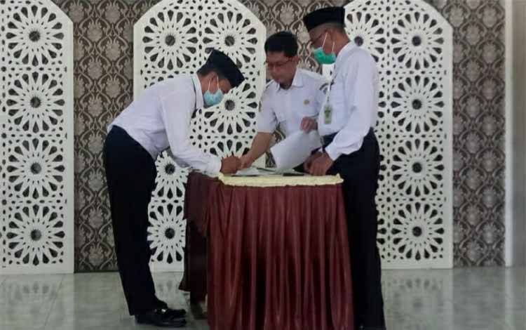 Kepala KUA Kapuas Murung, H Nabchan saat melakukan penandatangan pakta integritas kinerja
