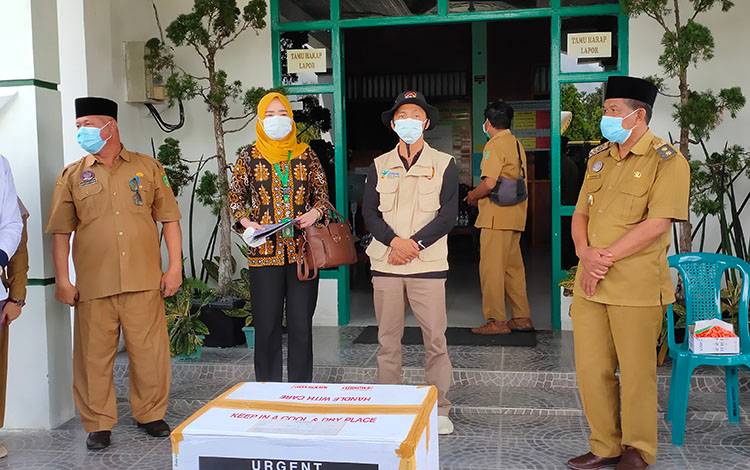 Wabup Sukamara saat menerima vaksin covid-19 dari Dinas Kesehatan Kalteng.