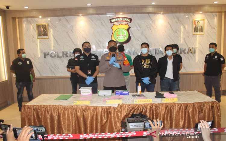 Polisi Selidiki Senjata Api Milik Suami Penyanyi Nindy Ayunda