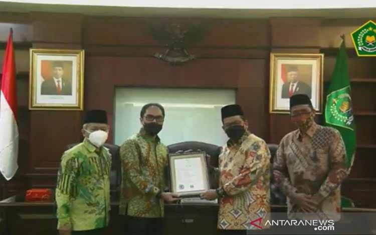 Kemenag Serahkan Sertifikat Halal Saksin Sinovac ke Bio Farma