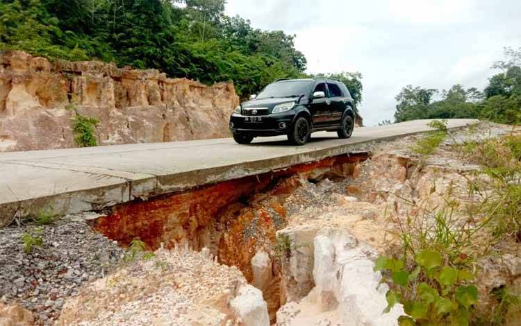Salah satu titik longsor di ruas Jalan Lahei - Muara Bakah, Kecamatan Lahei
