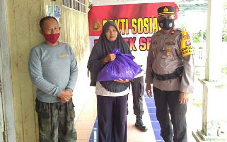 Polsek Selat Lakukan Bakti Sosial Salurkan Bantuan Sembako Kepada Warga