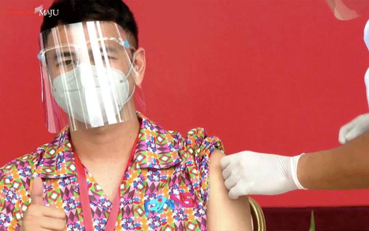 Disuntik Vaksin COVID-19, Raffi Ahmad Acungkan Jempol