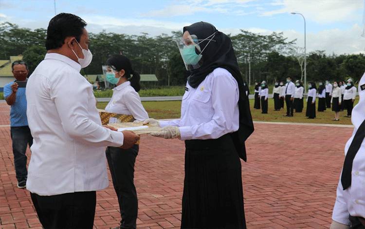 Bupati Pulang Pisau Serahkan SK CPNS Formasi 2019