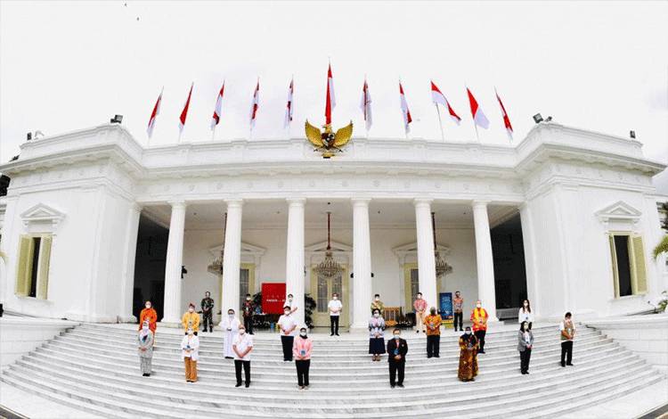 Presiden Jokowi berfoto bersama peserta vaksinasi COVID-19 perdana di Istana Merdeka Jakarta, Rabu (13/1) (Laily Rachev - Biro Pers Sekretariat Presiden)