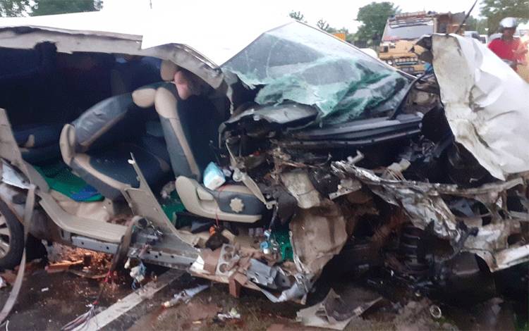 Kijang Inova Pembawa Miras Ringsek Setelah Menghantam Truk Pengangkut Pupuk
