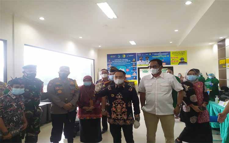 Wali Kota Palangka Raya Fairid Naparin menunjukan vaksin Covid-19 sebagai pertanda dimulainya vaksinasi, Kamis 14 Januari 2021