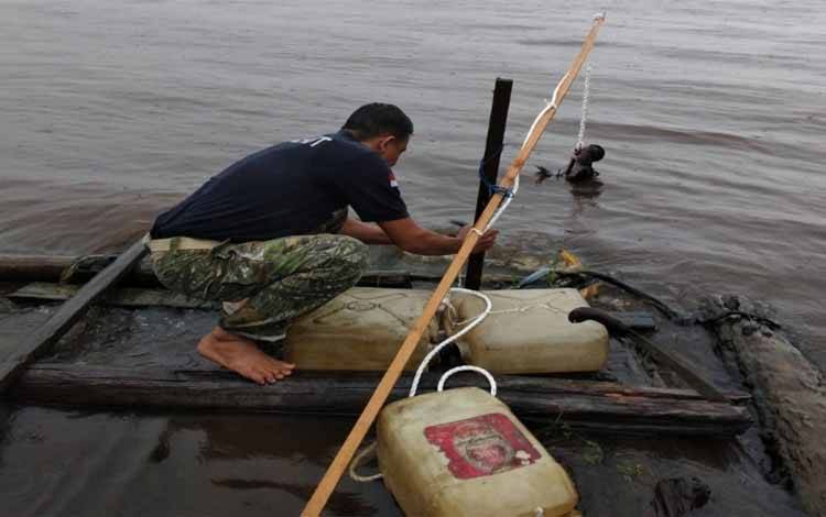 BKSDA Kembali Pasang Pancing Buaya di Perairan Desa Pelangsian