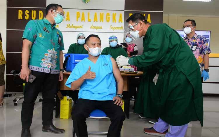 Wali Kota Palangka Raya Disuntik Vaksin Covid-19