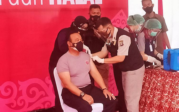 Kapolda Kalteng Jadi Orang Ketiga Divaksin Covid-19 Hari Ini