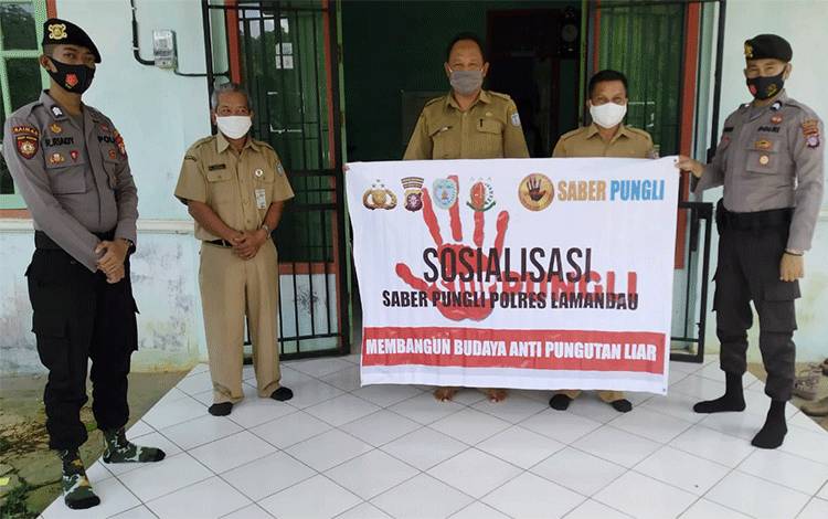 Personel Polsek Delang Sosialisasikan Saber Pungli