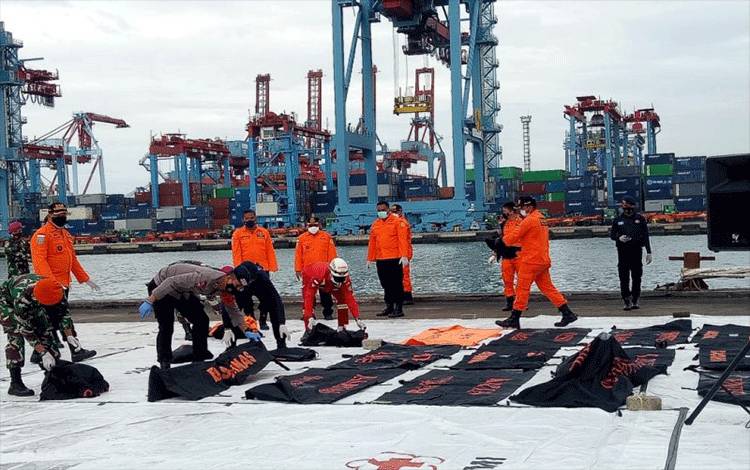 KN Karna Serahkan 36 Kantong Jenazah ke Posko SAR Sriwijaya SJ182