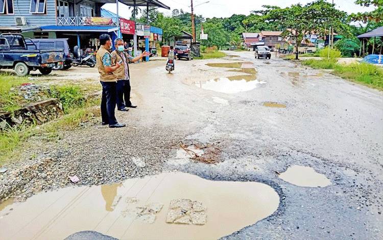 Dinas PUPR Barito Utara Cek Kerusakan Jalan Negara Menuju Kota Muara Teweh