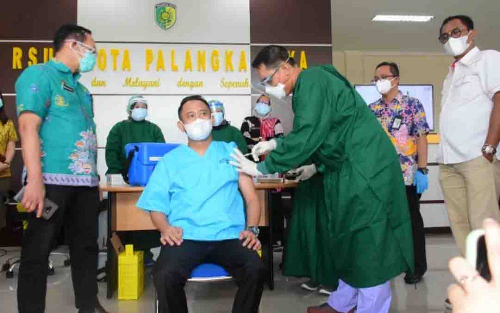 Wali Kota Palangka Raya Disuntik Vaksin Covid-19 untuk Beri Contoh Bagi Masyarakat