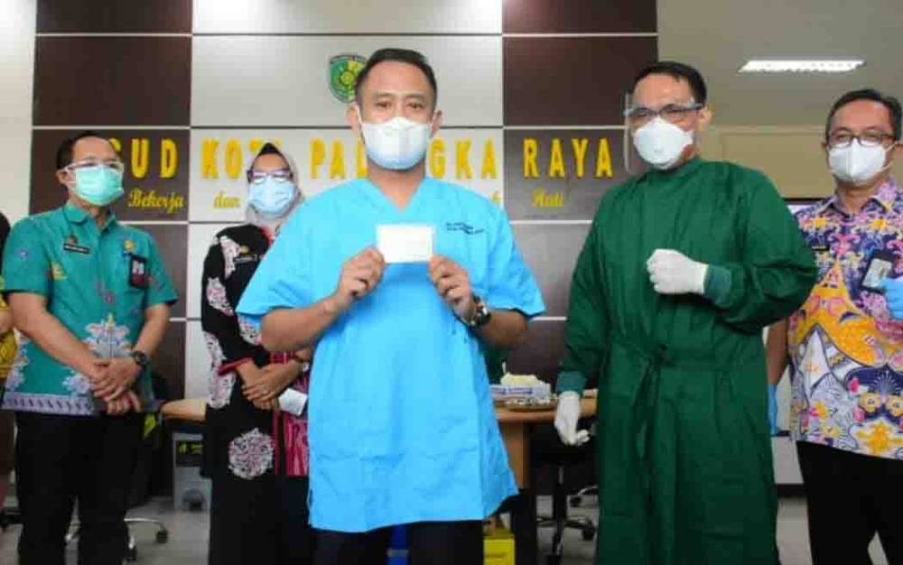 Wali Kota, Fairid Naparin usai disuntik vaksin covid-19 di RSUD Palangka Raya, Kamis, 14 Januari 2021.