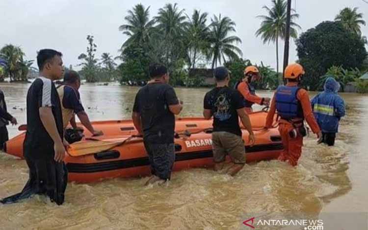 Basarnas dan Tim SAR Dikerahkan Evakuasi Warga Terjebak Banjir HST