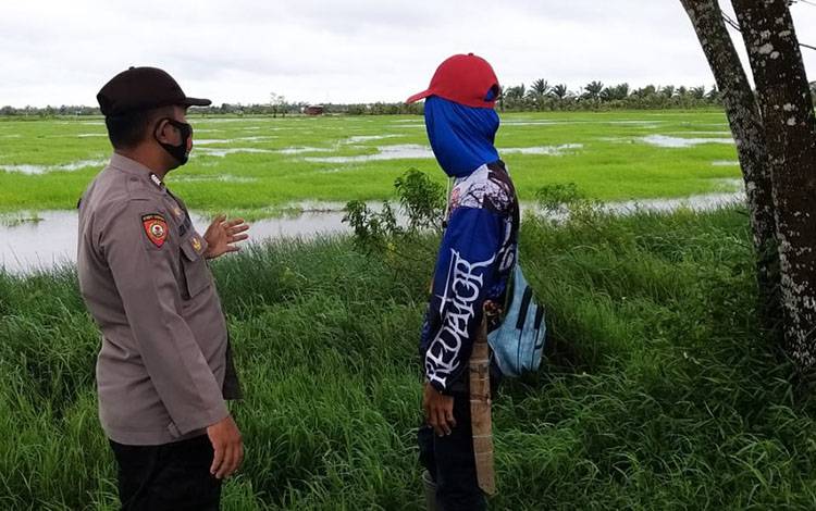 Personel Polsek Seruyan Hilir memberikan sosialisasi terkait dampak terjadinya Karhutla.