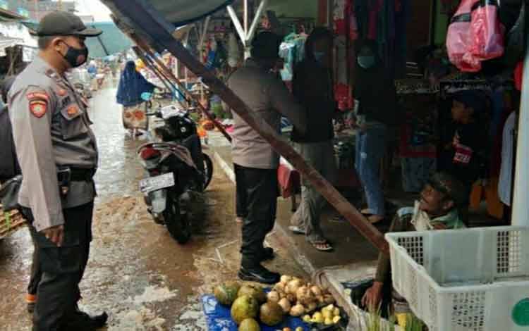 Polsek Kapuas Murung Sambangi Pasar Monitoring Ketersediaan Bahan Pokok