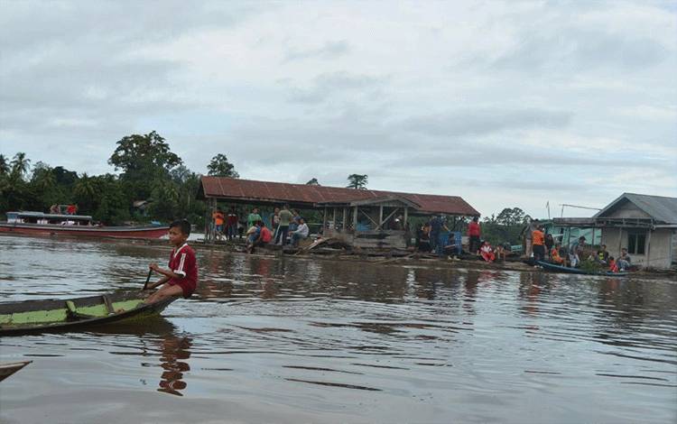 Pemukiman warga di bantaran sungai Barito di Kabupaten Murung Raya yang rawan bencana banjir. (Foto Trisno)