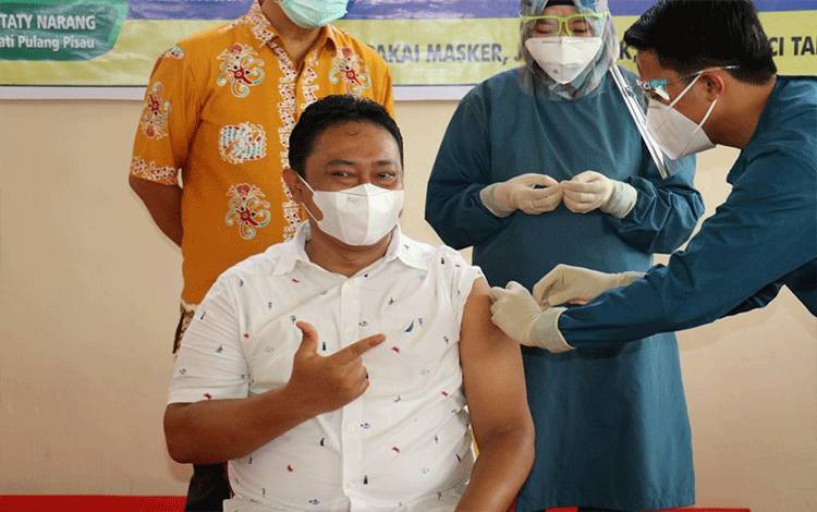 Kick Off Vaksinasi Covid-19, Selain Bupati Pulang Pisau ini yang Mendapat Suntikan