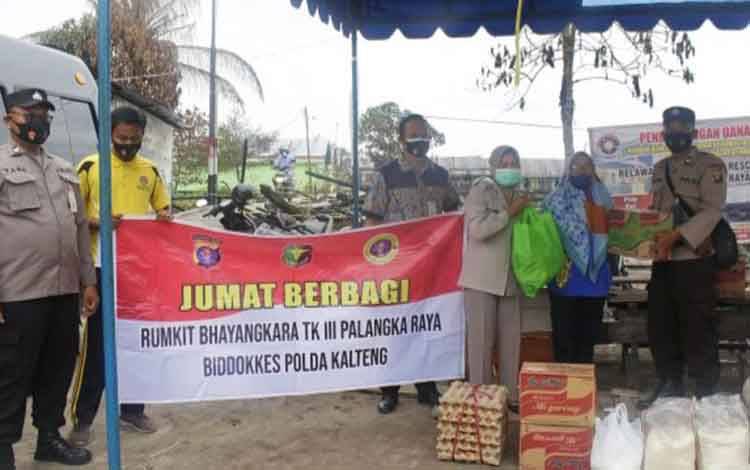 RS Bhayangkara Palangka Raya Salurkan Bantuan Sembako untuk Korban Kebakaran