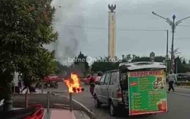 Motor Terbakar di Sekitar Bundaran Pancasila Pangkalan Bun Hebohkan Warga