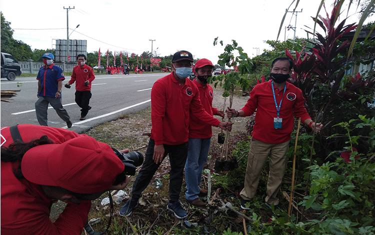 DPC PDIP Katingan Tanam 3.000 Pohon