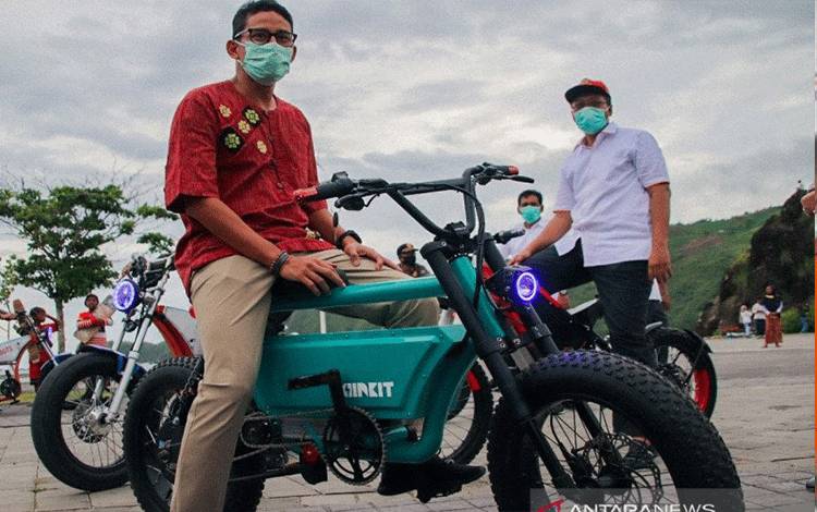 Menteri Pariwisata dan Ekonomi Kreatif Sandiaga Uno didampingi Gubernur Nusa Tenggara Barat (NTB), H Zulkieflimansyah menggunakan sepeda motor listrik buatan anak muda NTB mengelilingi lintasan sirkuit Mandalika di Kawasan Ekonomi Khusus (KEK) Mandalika, Kabupaten Lombok Tengah, Jumat (15/1/2020)(ANTARA/Diskominfotik NTB).
