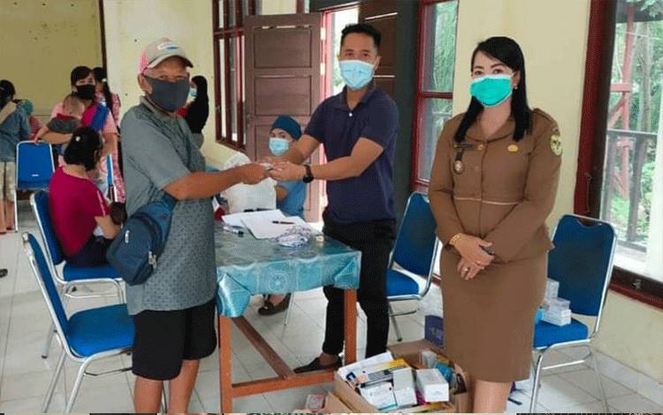 Sebagian Dana Kelurahan Tumbang Talaken Digunakan Untuk Beli Obat Bagi Lansia