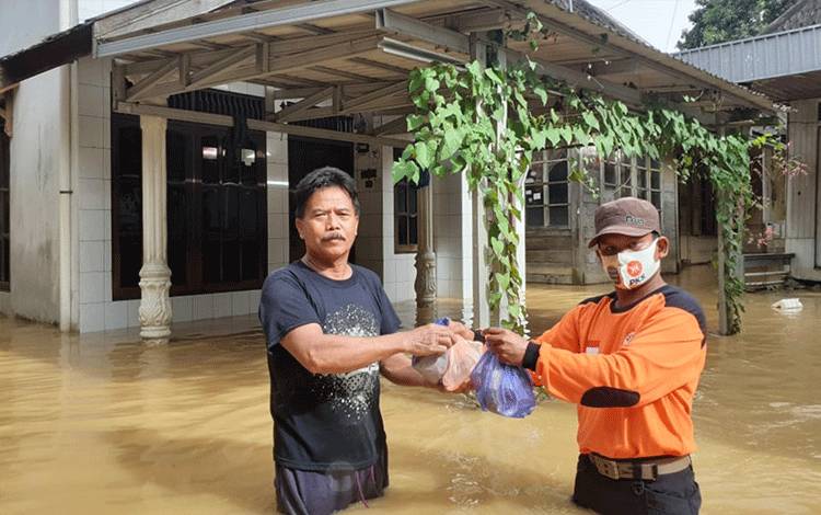 Relawan PKS Kalteng Bantu Warga Terdampak Banjir di Kalsel
