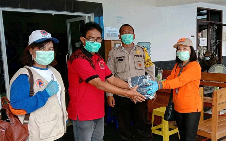 Satgas Penanganan Covid-19 Kalteng Bantu Masker UPT Puskesmas Kayon