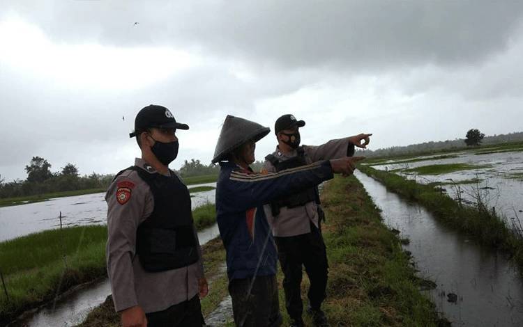 Dukung Ketahanan Pangan, Polsek Seruyan Hilir Sambangi Petani