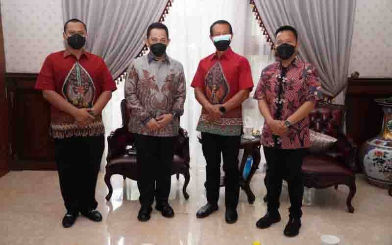 Komjen Pol Listyo Sigit Prabowo (kedua kiri) saat bersilaturahmi ke kediaman mantan Kapolri Jenderal (Purn) Sutarman (kedua kanan), Sabtu. (foto : ANTARA/ HO-Polri)