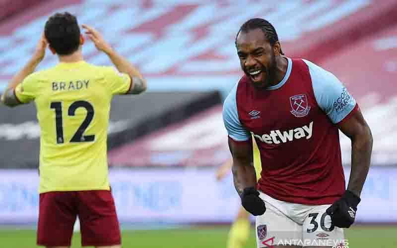 Penyerang West Ham United Michail Antonio merayakan golnya ke gawang Burnley dalam lanjutan Liga Inggris di Stadion Olimpiade, London, Inggris, Sabtu (161/1/2021). (foto : ANTARA/REUTERS/POOL/Julian Finney)