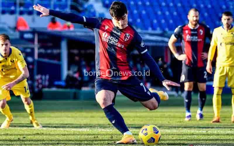 Penyerang Bologna Riccardo Orsolini mengeksekusi penalti pada pertandingan Liga Italia melawan Verona yang dimainkan di Stadion Renato Dell'Ara, Bologna, Sabtu (16/1/2021). (foto : ANTARA/IPA/Sipa USA via Reuters Connect)