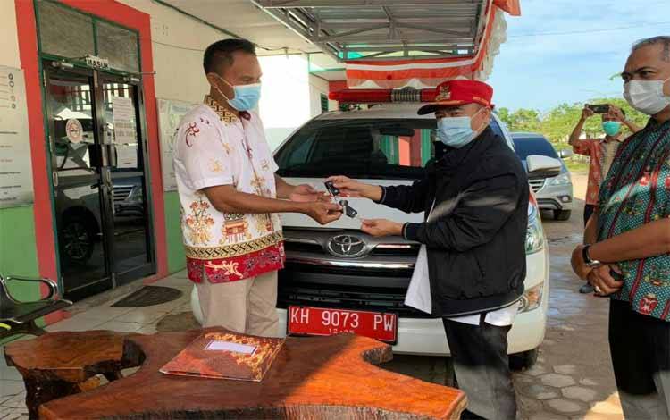 Bupati Seruyan Serahkan Mobil Ambulance ke Puskesmas Terawan