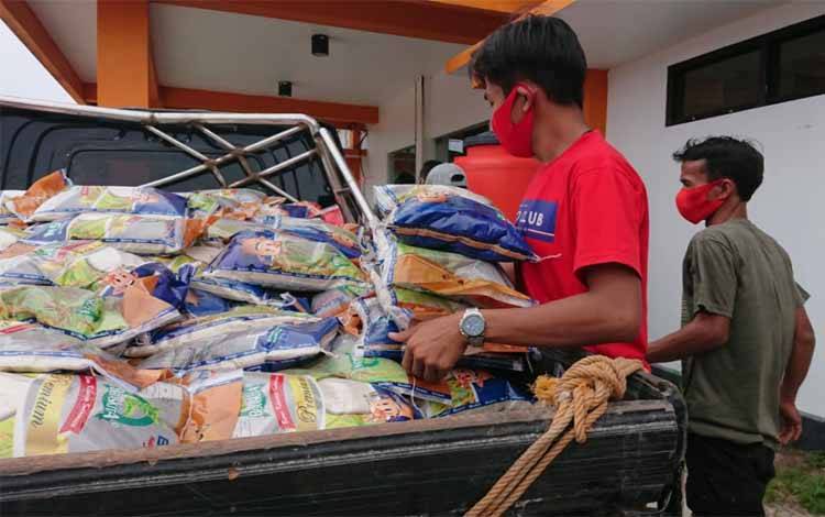 Pengangkutan logistik pangan di halaman Pusdalops Kalteng