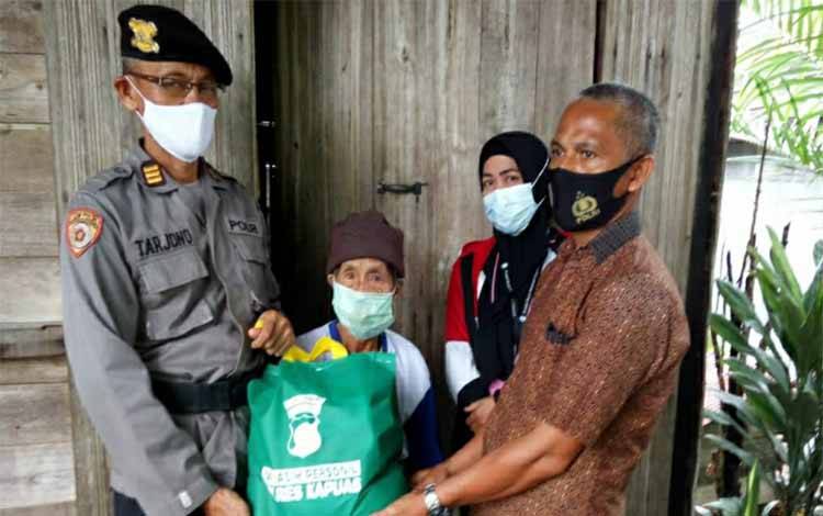 Peduli Sesama, Polres Kapuas Beri Bantuan Sembako untuk Warga