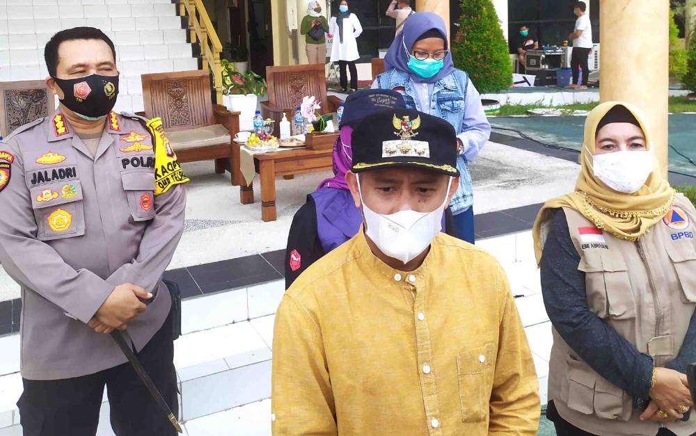 Wali Kota Palangka Raya, Fairid Naparin bersama pejabat daerah setempat saat diwawancarai awak media.